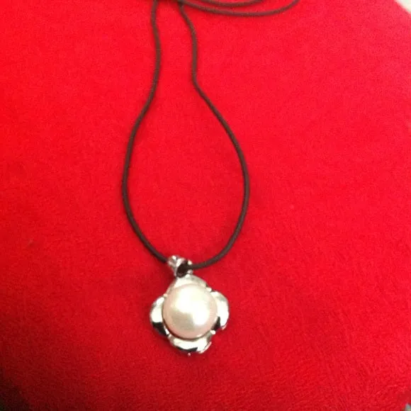 Freshwater pearls silver leather cord necklace