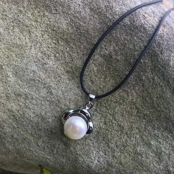 Freshwater pearls silver leather cord necklace