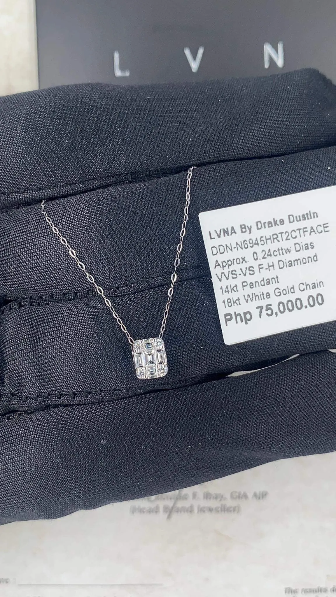 #LVNA2024 | Classic Invisible Setting Emerald Diamond Necklace 18kt