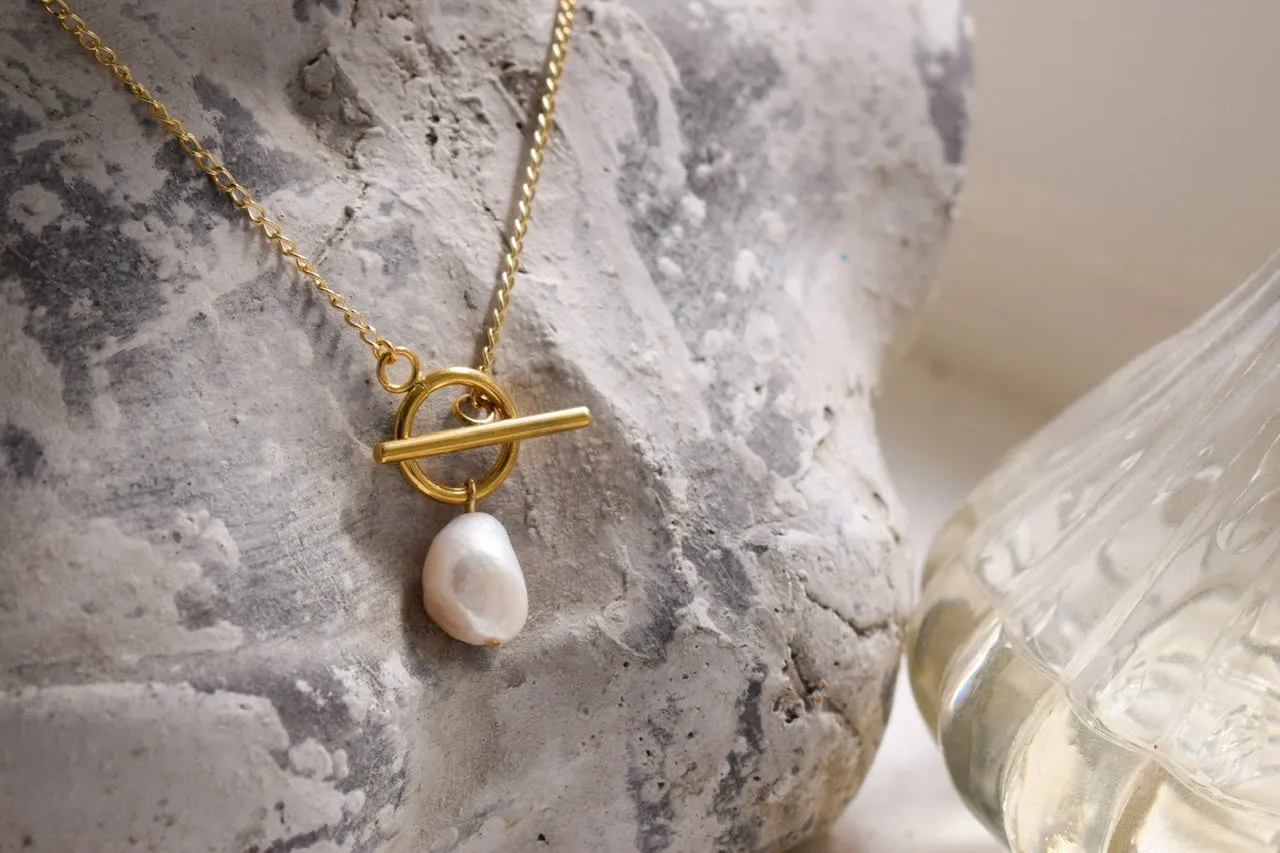 Penelope Baroque Pearl Lariat Necklace